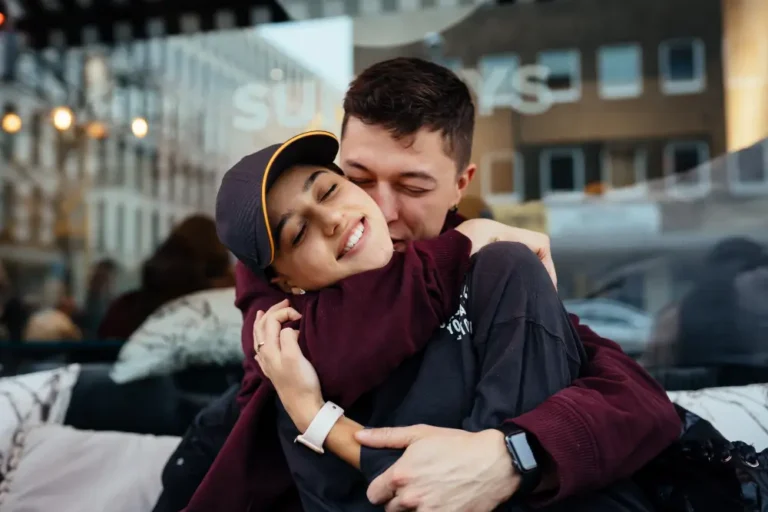 What to Expect When Dating in Arab Culture: From First Meetups to Family Approval